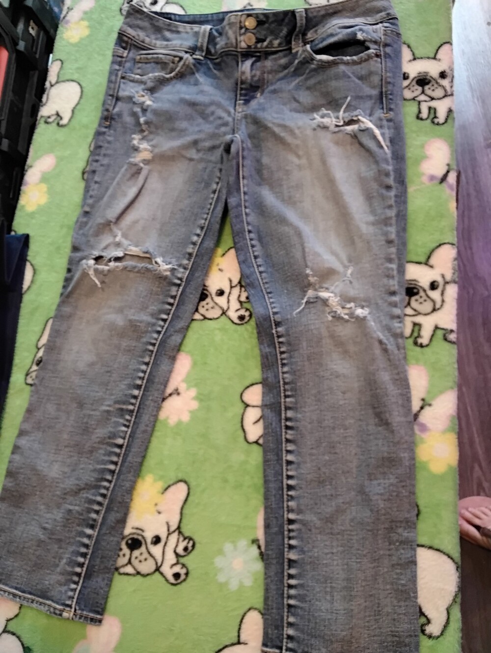 AEO America Eagle Women’s size 8 artist straight leg Distressed Jeans 31W 25L